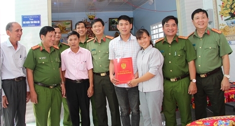 Công an tỉnh An Giang bàn giao 2 căn Nhà Nghĩa tình đồng đội