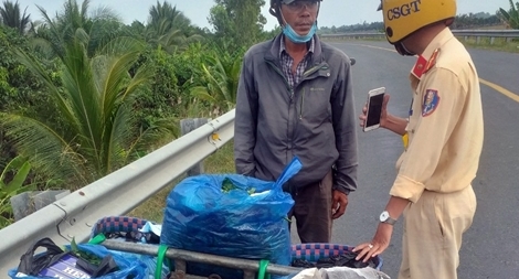 Giấu 1.800 gói thuốc lá lậu trong túi rau quả