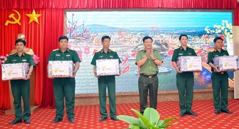 Thăm, chúc Tết lực lượng vũ trang, gia đình chính sách tại Hà Tiên