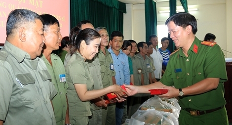 Công an TP Long Xuyên chăm lo Tết cho Công an viên và BVDP