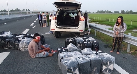 Bắt giữ hàng lậu lúc 3h sáng trên cao tốc