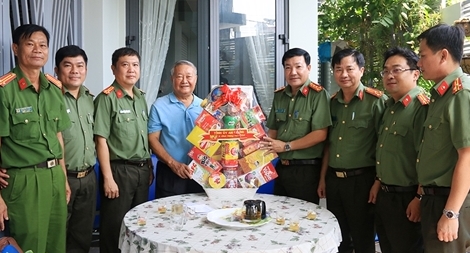 Công an An Giang thăm và chúc Tết gia đình chính sách