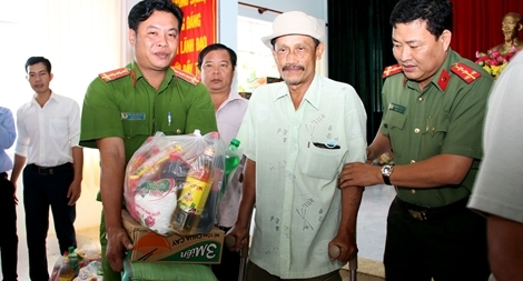 Trao những phần quà Tết nghĩa tình đến người dân Cờ Đỏ anh hùng