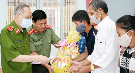 Trao 402 phần quà “Tết vì người nghèo” tại Hậu Giang và Sóc Trăng