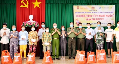 Trao quà “Tết vì người nghèo” tại Cần Thơ, Trà Vinh và Vĩnh Long