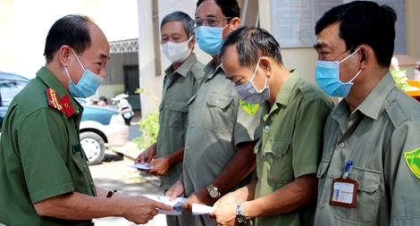 Trao 200 phần quà Tết đến người dân khó khăn, lực lượng BVDP, Công an xã