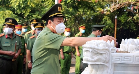 Thứ trưởng Lê Tấn Tới dâng hương tri ân các Anh hùng liệt sĩ