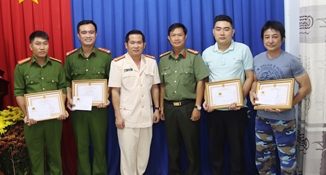 Khen thưởng 2 cán bộ Công an và người dân bắt cướp trong đêm giao thừa 