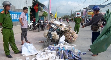 Giả người bán bắp rang để vận chuyển thuốc lá lậu