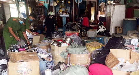 Đột kích 2 kho hàng lậu ở An Giang