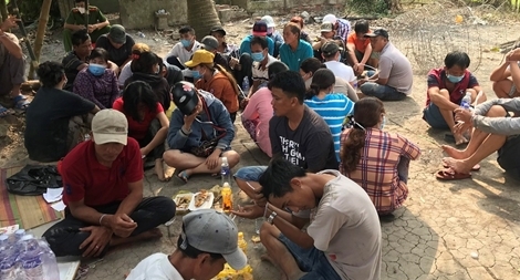 Bắt quả tang 35 đối tượng lắc tài xỉu, thu giữ gần 100 triệu đồng