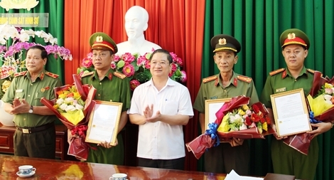 Khen thưởng các đơn vị giải quyết nhanh vụ nổ súng tại Cần Thơ
