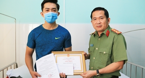 Khen thưởng Công an viên bị thương trong lúc truy bắt tội phạm