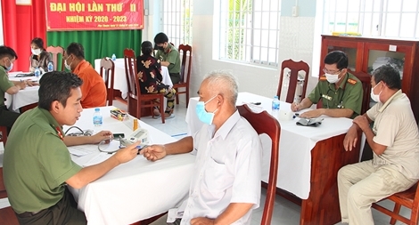 Khám bệnh, cấp phát thuốc miễn phí cho 200 người nghèo