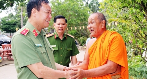 Thứ trưởng Lê Tấn Tới thăm, chúc Tết Chol Chnam Thmay tại tỉnh Bạc Liêu