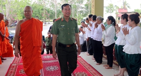 Thứ trưởng Lê Tấn Tới chúc Tết Chôl Chnăm Thmây tại Sóc Trăng và Trà Vinh