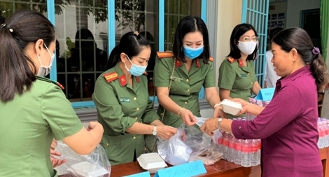 Hỗ trợ suất ăn và tuyên truyền bầu cử tại điểm cấp CCCD 