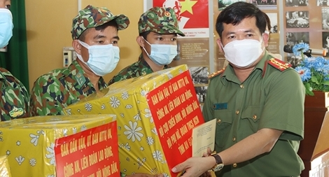 Tặng quà động viên các chốt phòng chống dịch ở An Giang