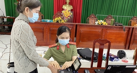 Xúc động bài thơ của nữ Thiếu úy Công an về Những "bông hồng thép" 