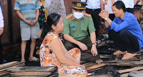 Động viên, hỗ trợ các hộ gia đình bị hỏa hoạn