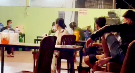Bất chấp lệnh giãn cách, chủ quán vẫn tổ chức cho khách nhậu và cà phê