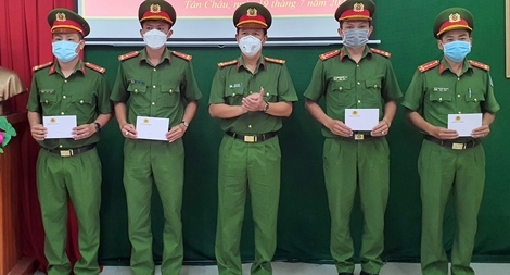 Khen thưởng Tổ công tác truy bắt tên trộm dùng kim tiêm tấn công Cảnh sát