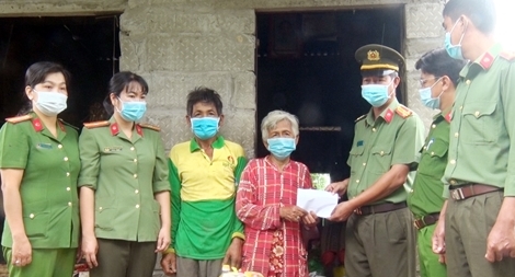 Tiếp tục hỗ trợ cụ bà nhặt ve chai tại huyện Tri Tôn, tỉnh An Giang