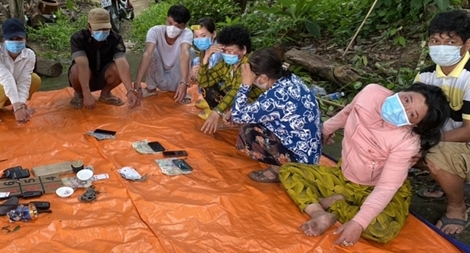 Rủ nhau lên đồi đánh bạc, dùng bộ đàm để đối phó lực lượng chức năng