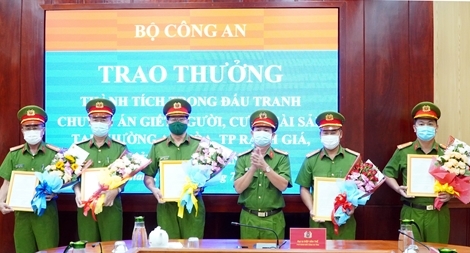 Khen thưởng các đơn vị truy bắt nhanh đối tượng giết người, cướp tài sản tại Kiên Giang