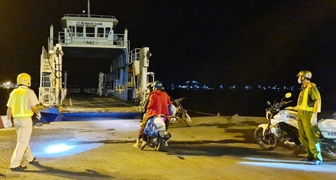 Công an "lụy phà" để 4 người dân được về nhà trong đêm