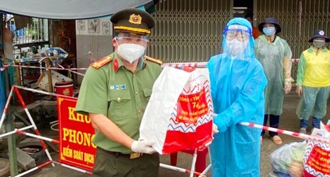 Công an tỉnh An Giang tặng quà, hỗ trợ người dân trong khu cách ly, phong tỏa