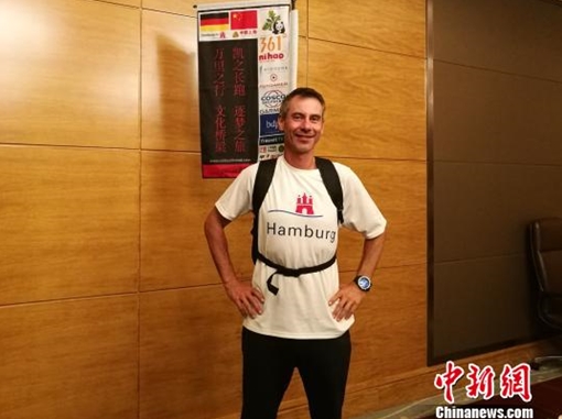 Người đàn ông Đức chạy bộ hơn 10 nghìn km thăm bố mẹ vợ