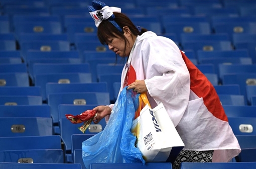 CĐV Nhật vừa khóc nức nở vừa dọn sạch rác sau trận thua ngược trước Bỉ