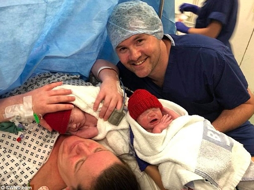 Bà mẹ người Anh sinh đôi bằng… hai tử cung khác nhau