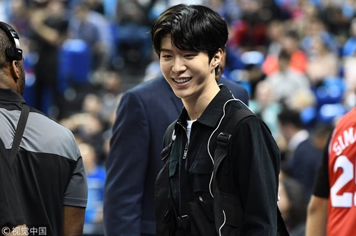 Em trai Phạm Băng Băng vô tư đi xem bóng rổ giữa tâm bão trốn thuế của chị gái