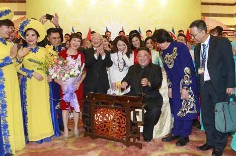 Chủ tịch Kim Jong-un thích thú gảy đàn bầu