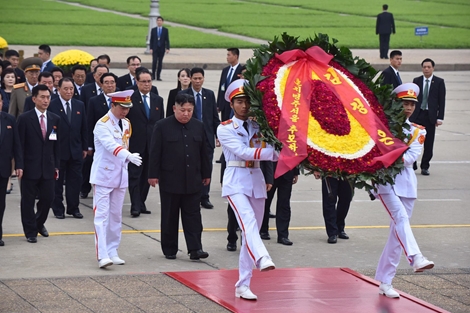 Ông Kim Jong-un viếng đài liệt sĩ Bắc Sơn và lăng Chủ tịch Hồ Chí Minh