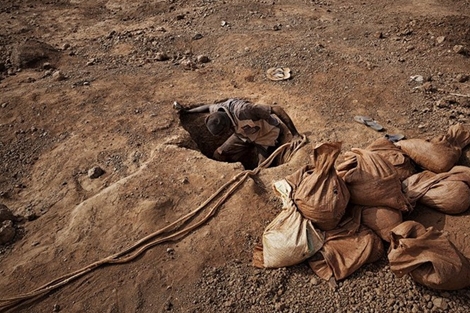 Các tay súng phục kích công nhân khai thác vàng, gần 100 người thương vong