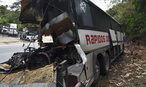 Xe buýt va chạm xe tải, ít nhất 21 người thiệt mạng