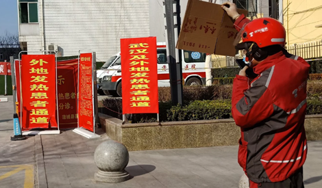 Món quà Valentine đặc biệt gửi vợ y tá đang bị "cách ly" chống Covid-19