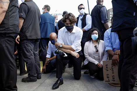 Thủ tướng Canada quỳ gối cùng người biểu tình