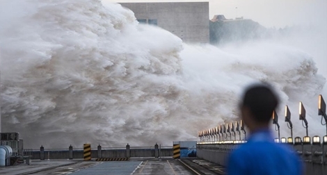 Mực nước hồ chứa đập Tam Hiệp cao kỷ lục, Trung Quốc phải phá đê xả lũ