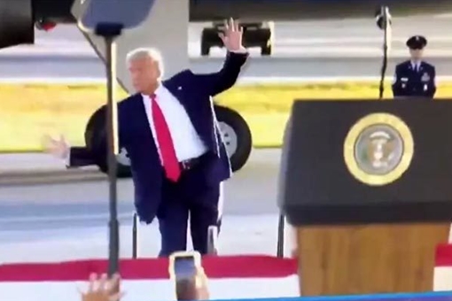 Ông Trump đi loạng choạng trong lúc vận động tranh cử