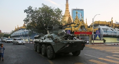 Myanmar cắt internet, triển khai xe bọc thép trấn áp biểu tình