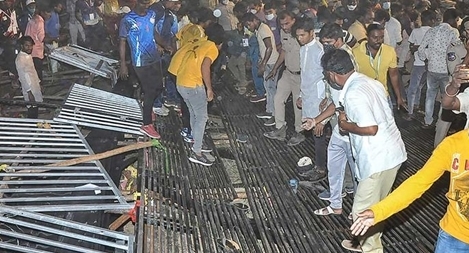 Khán đài sân vận động bất ngờ đổ sập, hơn 100 người bị thương