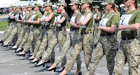 Nữ quân nhân Ukraine phải đi giày cao gót duyệt binh