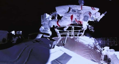 Phi hành gia Trung Quốc đi bộ trong không gian từ trạm vũ trụ mới