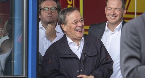 Ứng viên Thủ tướng Đức xin lỗi vì cười trong chuyến thăm vùng lũ