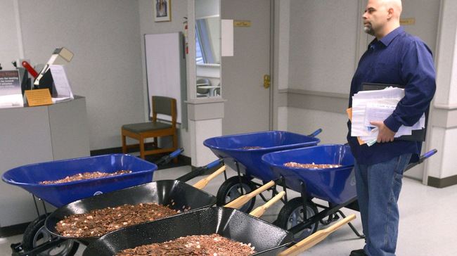 Mang hơn 7 tạ tiền xu đi đăng ký xe mới