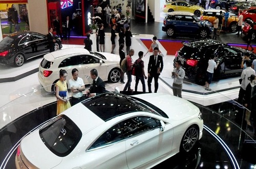 Thị trường mất nhiệt, các hãng xe đồng loạt xuống giá